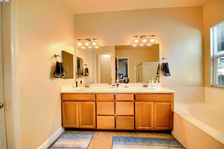 1079 Glen Abbey Dr, Manteca, California 95336