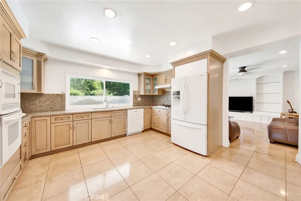 16818 Ivyside Place, Encino, California 91436 home-pic-7