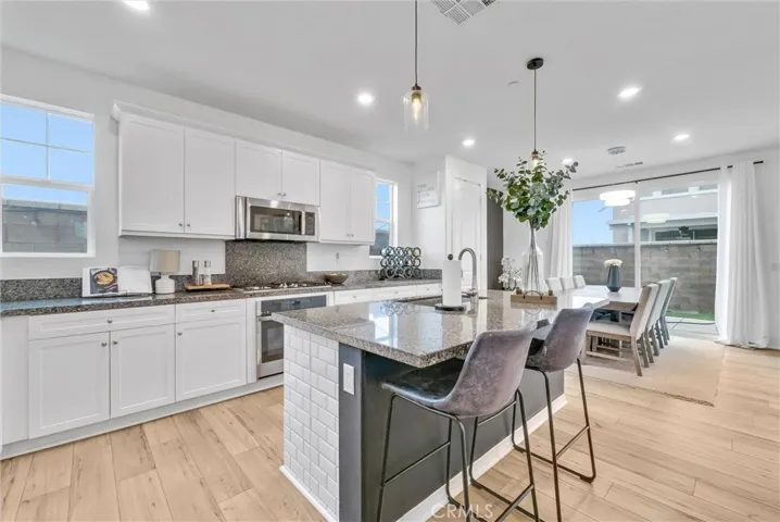 16722 Petrus Lane, Fontana, California 92336