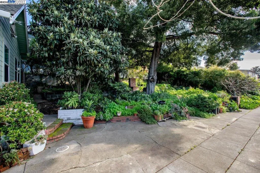 3140 E 27th St, Oakland, California 94601 home-pic-3