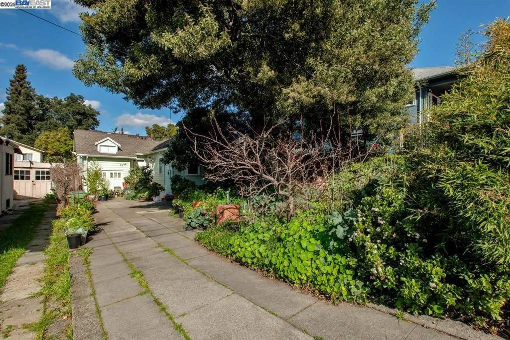 3140 E 27th St, Oakland, California 94601 home-pic-1