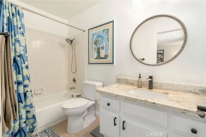 Upstairs en suite bath