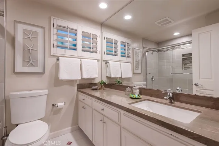Hall bathroom with bath/shower