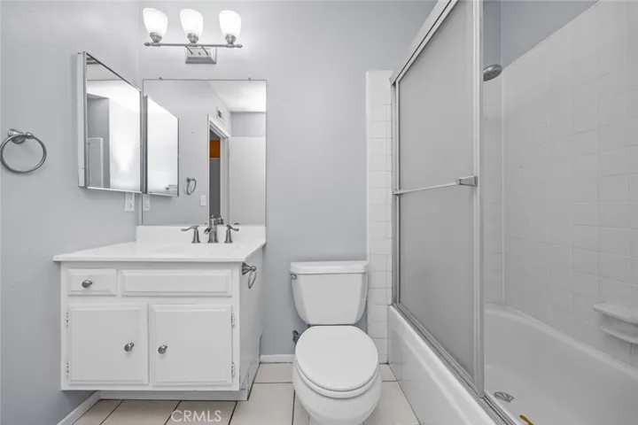 Common Bathroom.