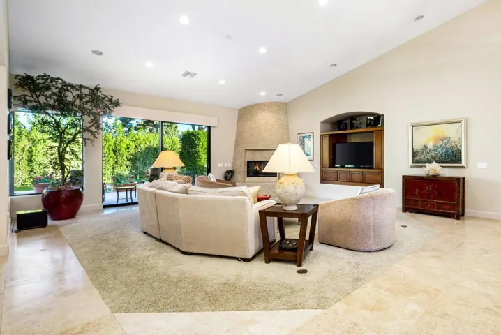 Living Room w Fireplace