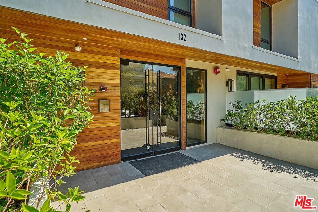 132 N Swall Drive 301, Los Angeles, California 90048 home-pic-5