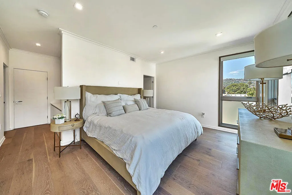 132 N Swall Drive 301, Los Angeles, California 90048 home-pic-20