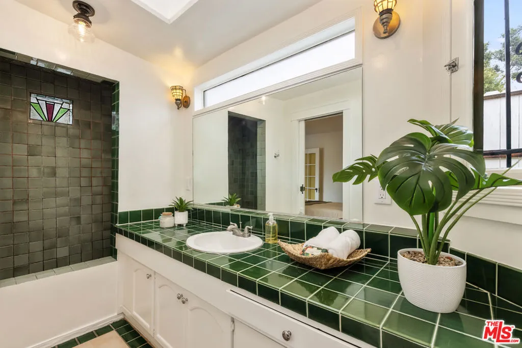 6853 Higman Avenue, Los Angeles, California 90028 home-pic-21