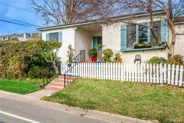 402 Aster Street, Laguna Beach, California 92651