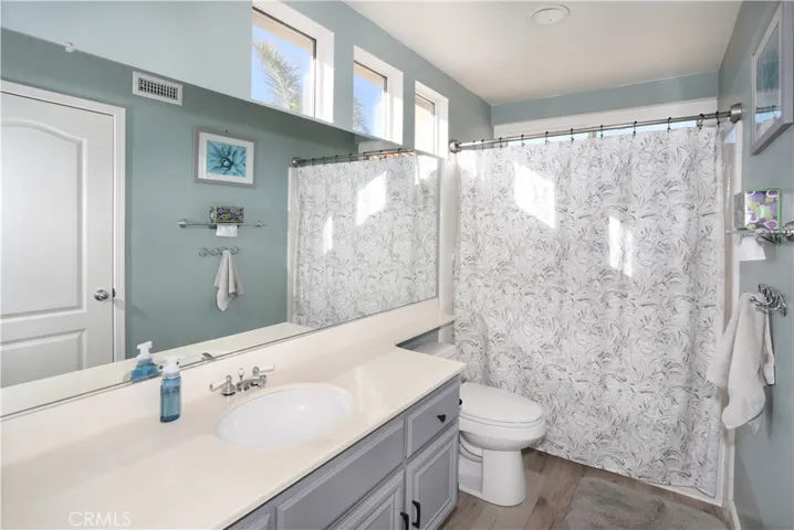 Adjoining bathroom for the two bedrooms, with tub and shower