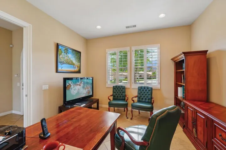 18-web-or-mls-Bridle Path-018
