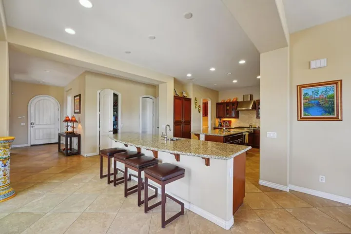10-web-or-mls-Bridle Path-010
