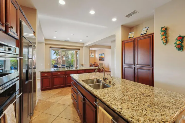 13-web-or-mls-Bridle Path-013