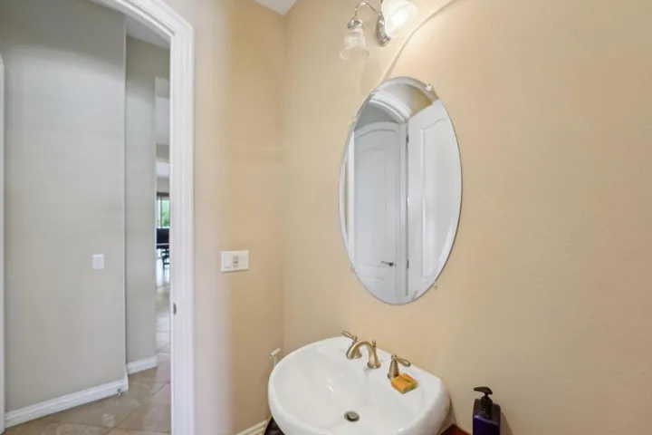 28-web-or-mls-Bridle Path-028
