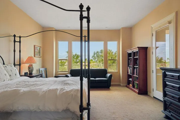 21-web-or-mls-Bridle Path-021