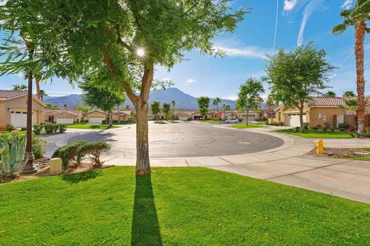 4-web-or-mls-Bridle Path-004