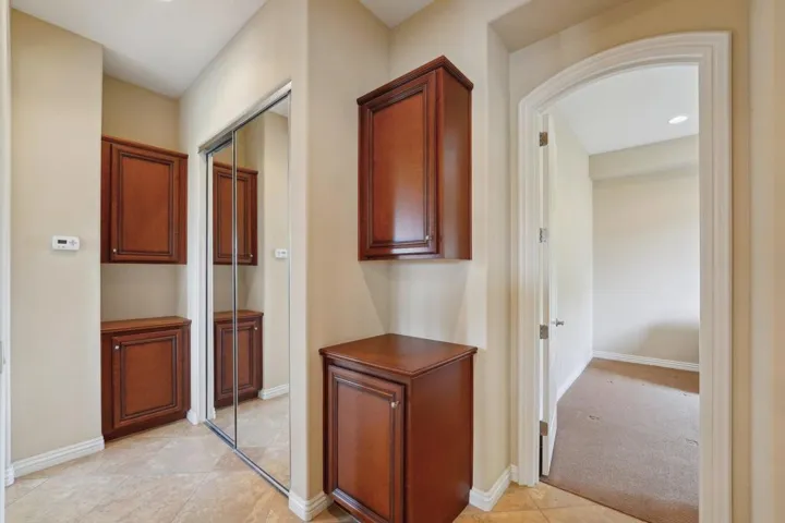 23-web-or-mls-Bridle Path-023