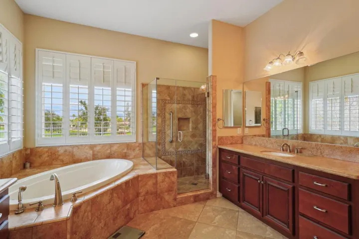 25-web-or-mls-Bridle Path-025