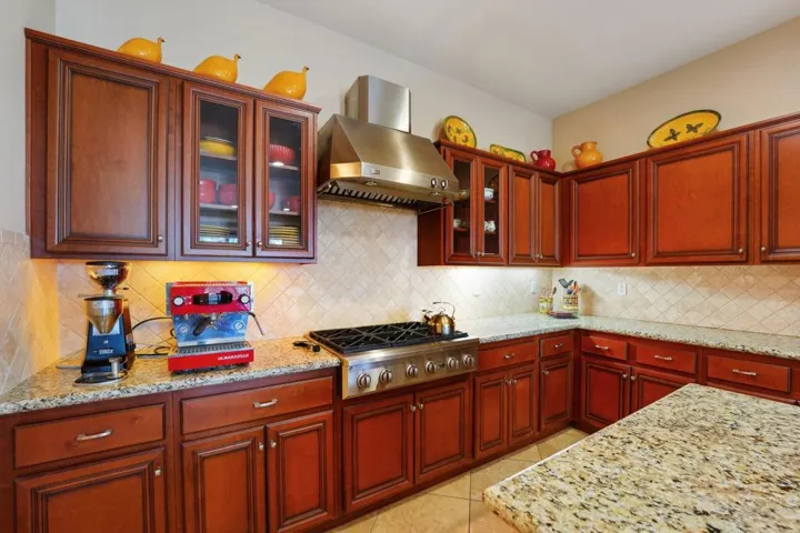14-web-or-mls-Bridle Path-014
