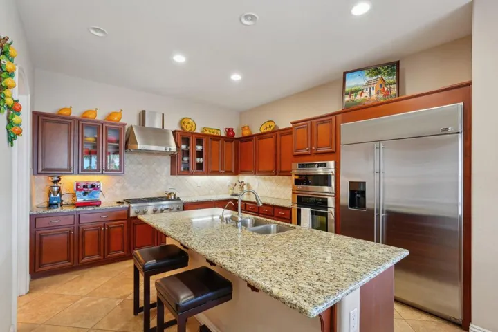 12-web-or-mls-Bridle Path-012