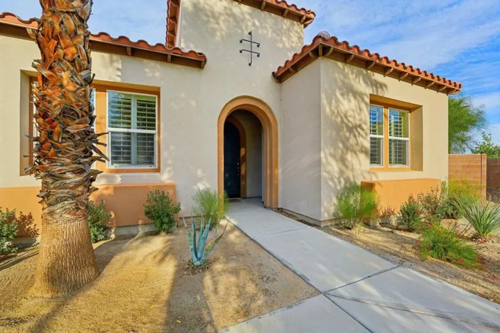 5-web-or-mls-Bridle Path-005