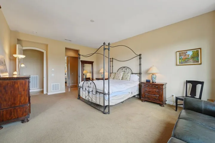 20-web-or-mls-Bridle Path-020