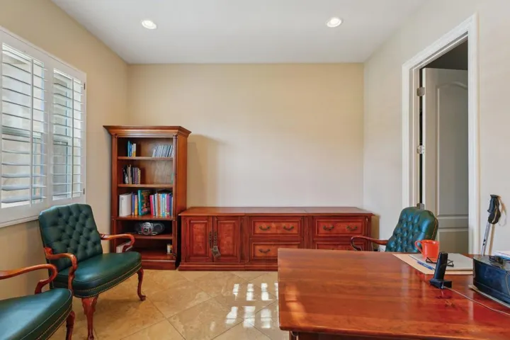 16-web-or-mls-Bridle Path-016