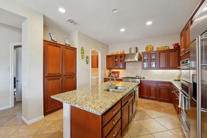 11-web-or-mls-Bridle Path-011