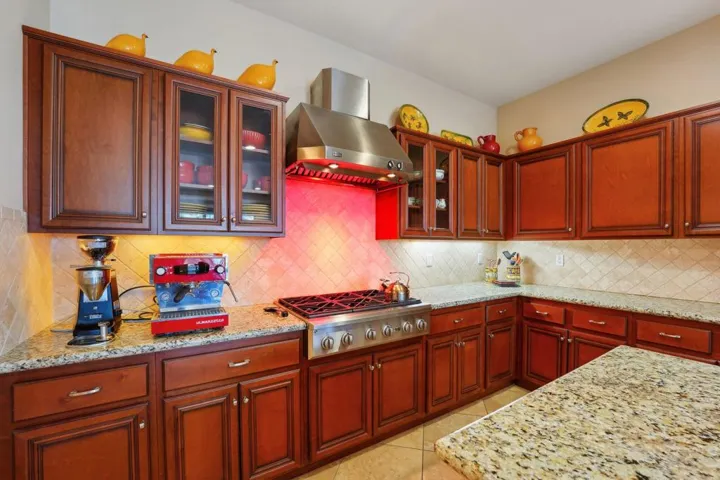 15-web-or-mls-Bridle Path-015