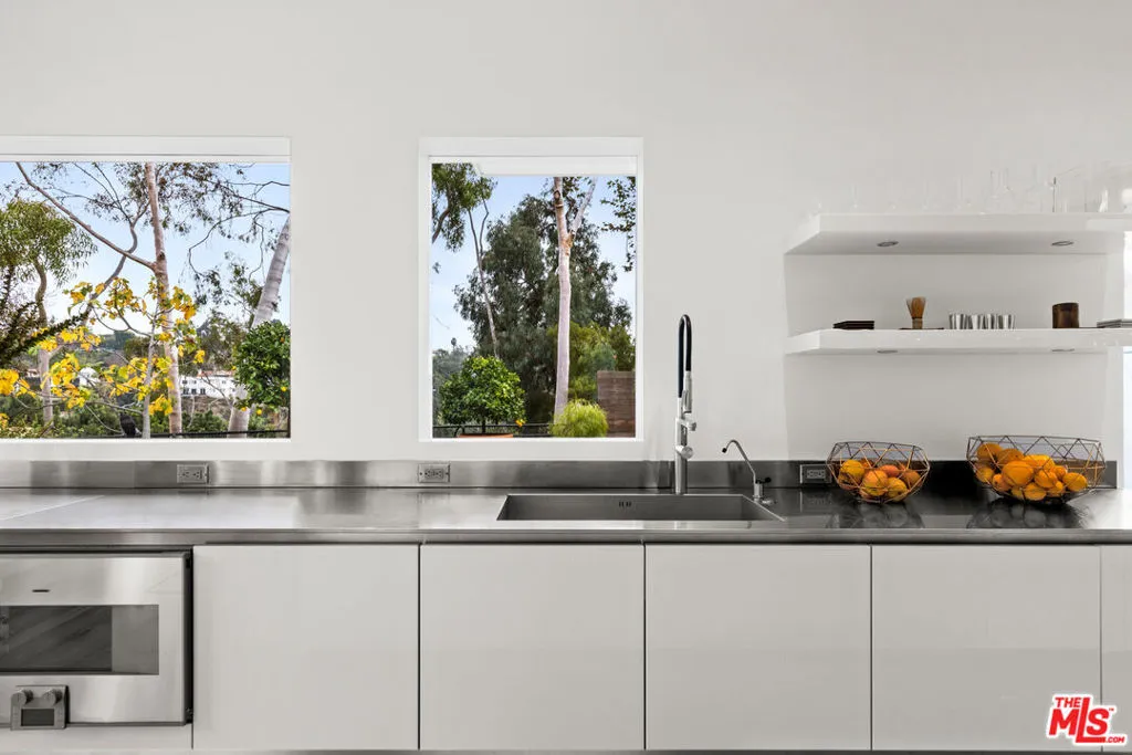 354 Amalfi Drive, Santa Monica, California 90402 home-pic-16