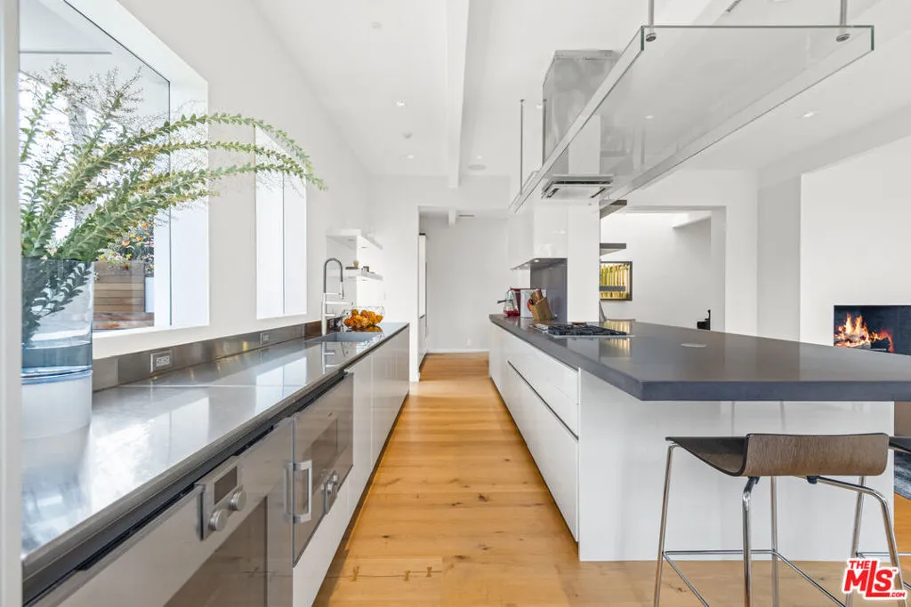 354 Amalfi Drive, Santa Monica, California 90402 home-pic-14