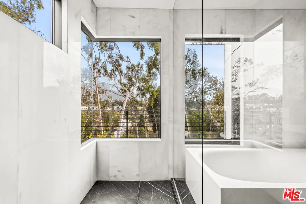 354 Amalfi Drive, Santa Monica, California 90402 home-pic-32