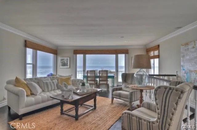 Charming updated cottage with 2 decks and a main house with 3 bedrooms and a 1 bedroom guest cottage!