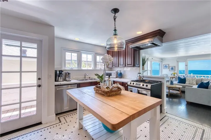 Great floorplan that opens up to the view.