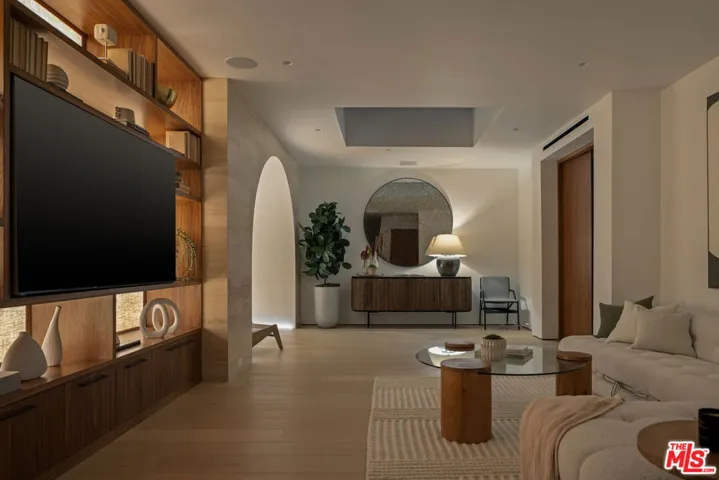 879 Linda Flora Drive, Los Angeles, California 90049