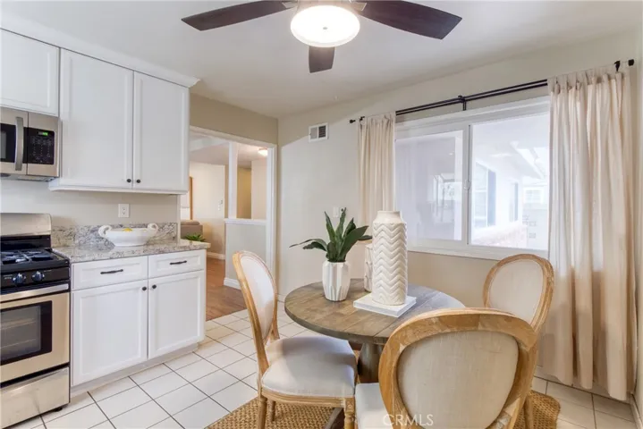 Casual daily dining and a morning cup of coffee can be enjoyed in this lovely kitchen~