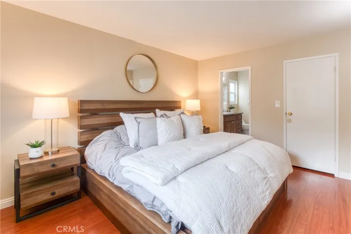 The Primary has a en-suite bath and walk-in closet~