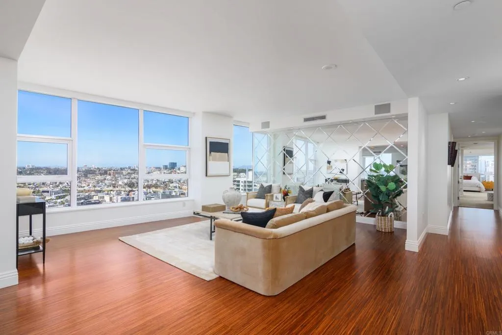 1325 Pacific Highway 3403, San Diego, California 92101 home-pic-18