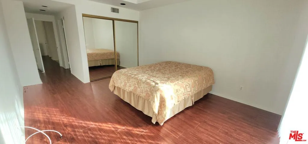 5219 Newcastle Avenue 302, Encino, California 91316