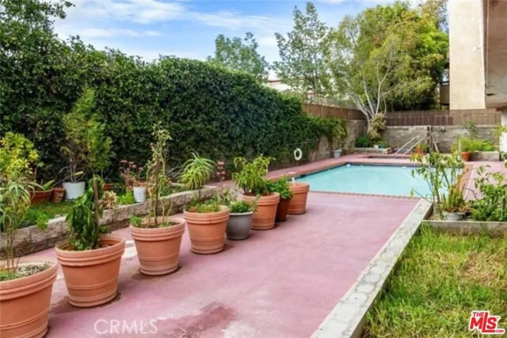 5219 Newcastle Avenue 302, Encino, California 91316