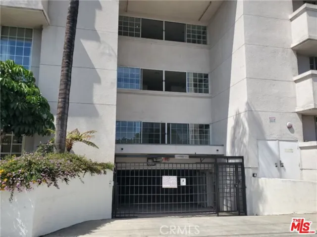 5219 Newcastle Avenue 302, Encino, California 91316
