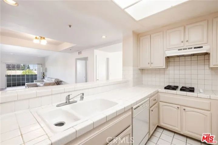 5219 Newcastle Avenue 302, Encino, California 91316