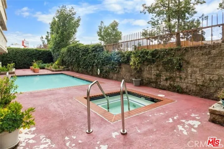 5219 Newcastle Avenue 302, Encino, California 91316