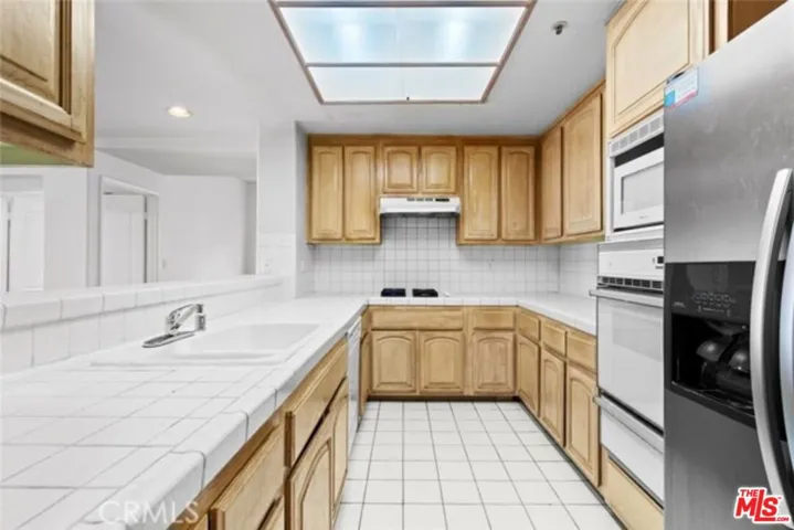 5219 Newcastle Avenue 302, Encino, California 91316