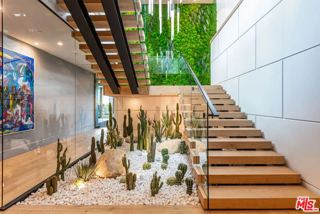 1047 N Bundy Drive, Los Angeles, California 90049 home-pic-14