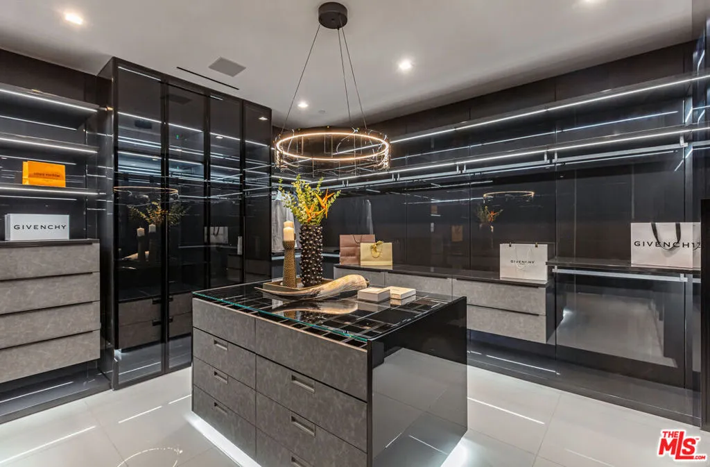 1047 N Bundy Drive, Los Angeles, California 90049 home-pic-28