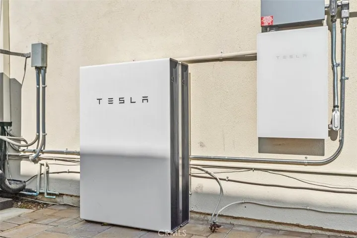 2 Tesla Powerwalls