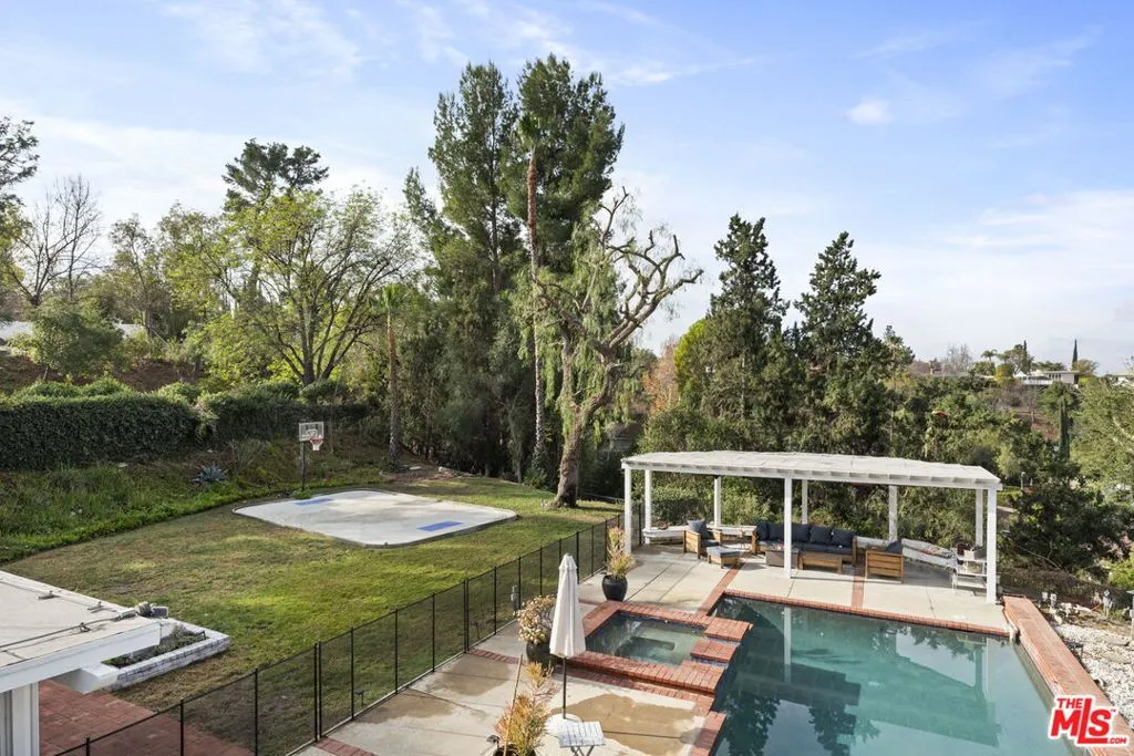 4815 Adele Court, Woodland Hills, California 91364 home-pic-15