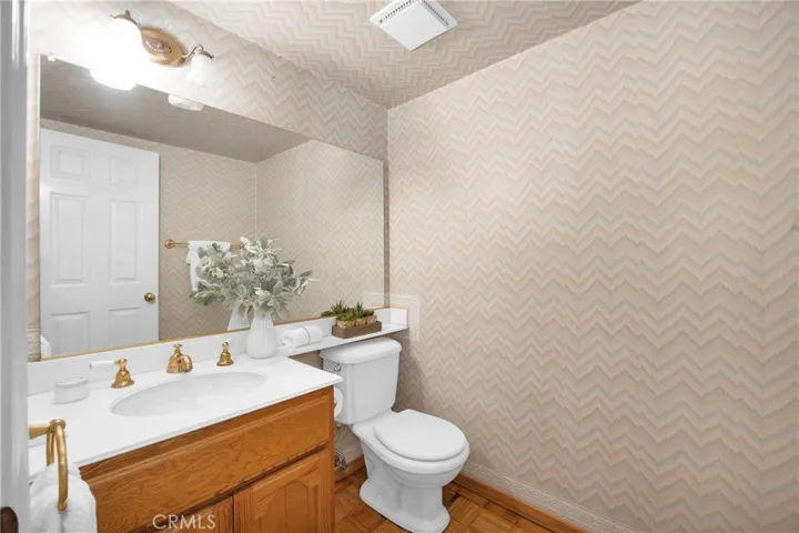 1st floor 1/2 bath