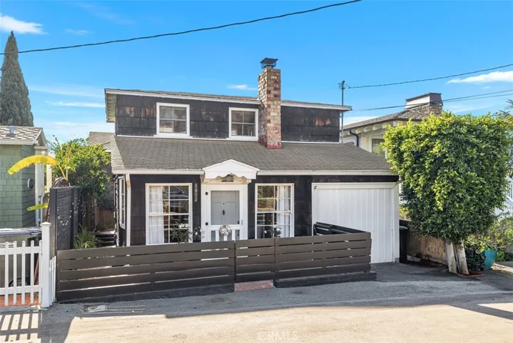Fenced front patio & attached 1 car garage